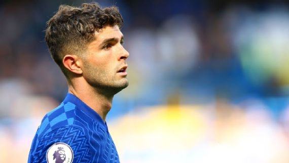 主教练化身超级英雄，他从海里救出2名女孩